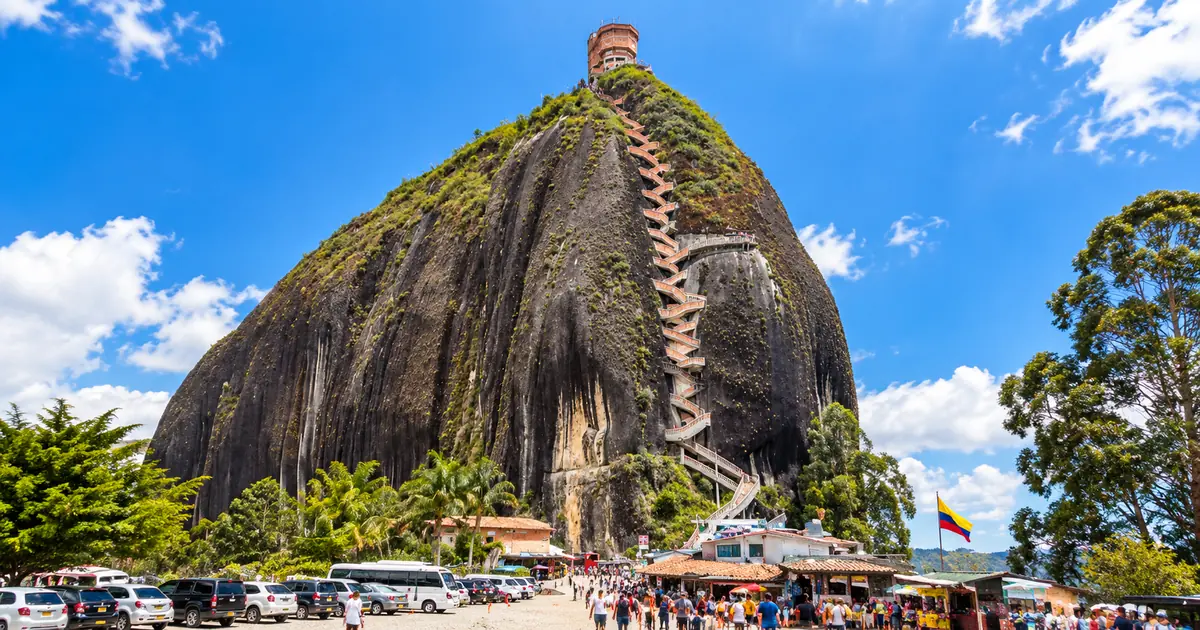 Piedra del Peñol con su escalera en zigzag, junto al embalse de Guatapé