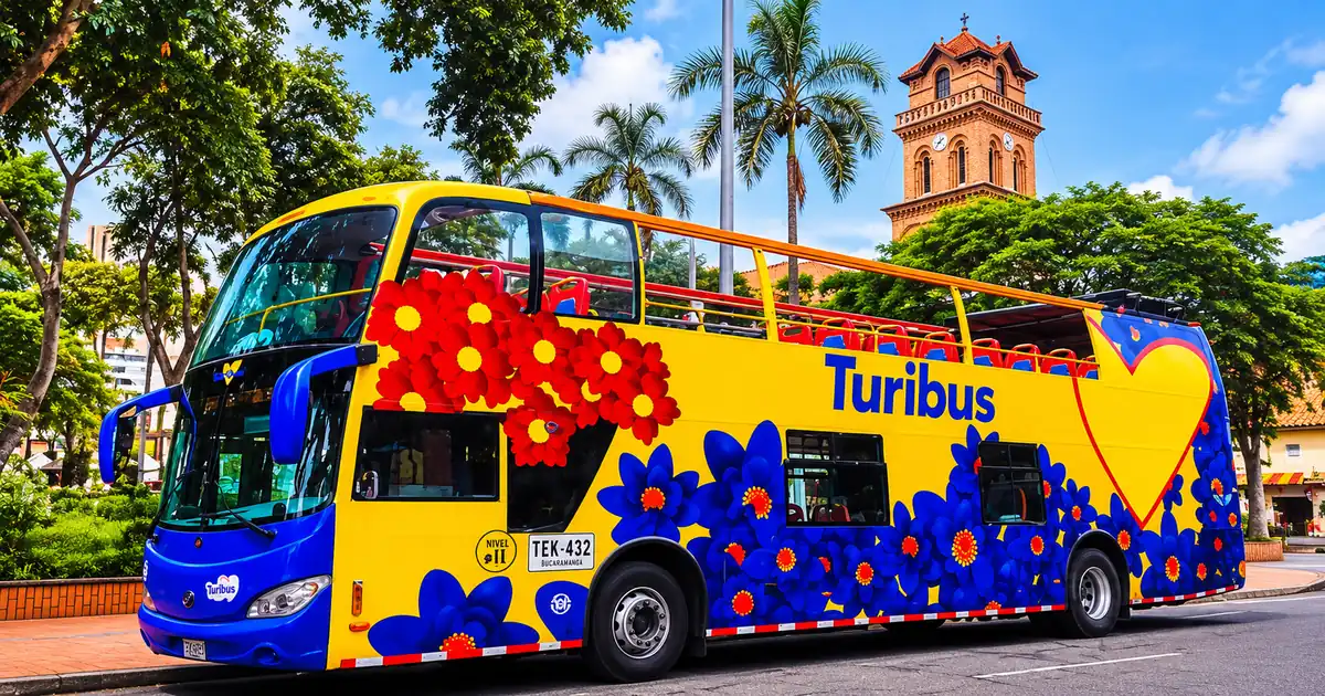 Bus de dos pisos de Turibus recorriendo Medellín